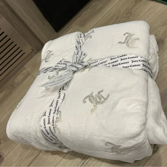 Juicy Couture Queen White Plush Blanket